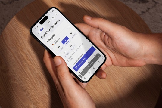 iPhone mit Eingabemaske für Paketversand
