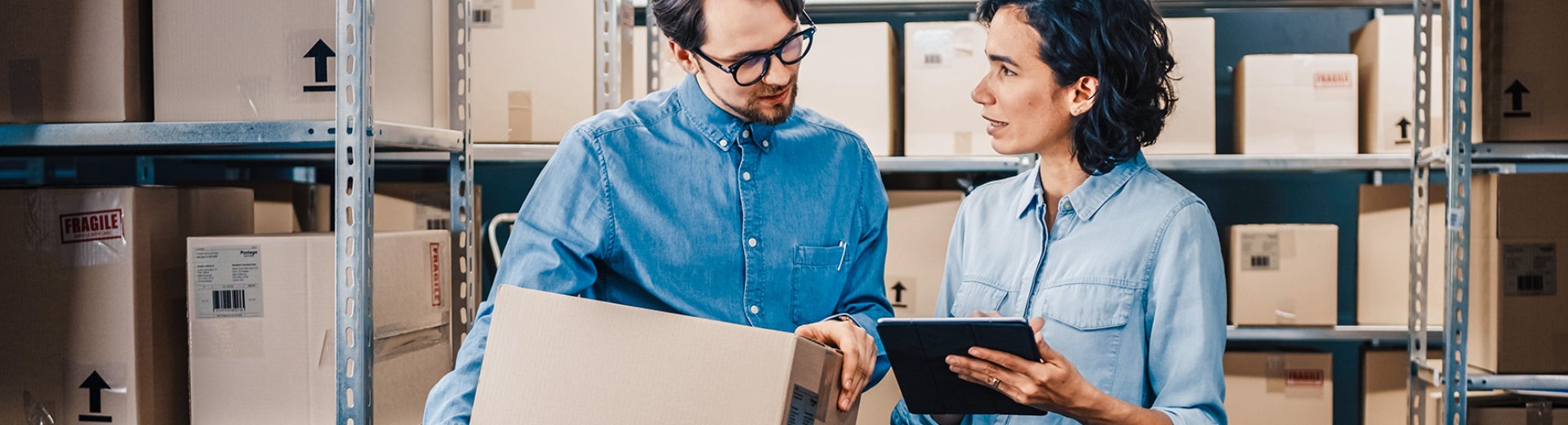 Customer & employee at parcel locker