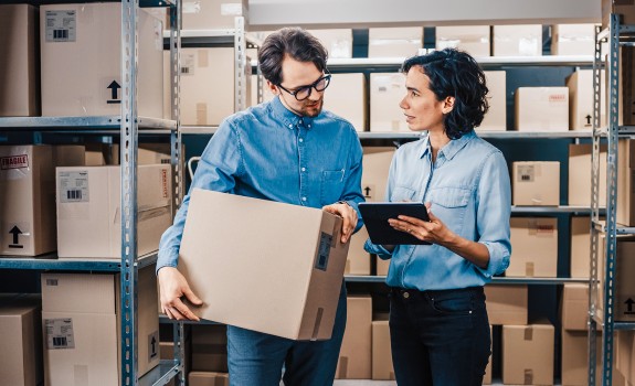 Customer & employee at parcel locker
