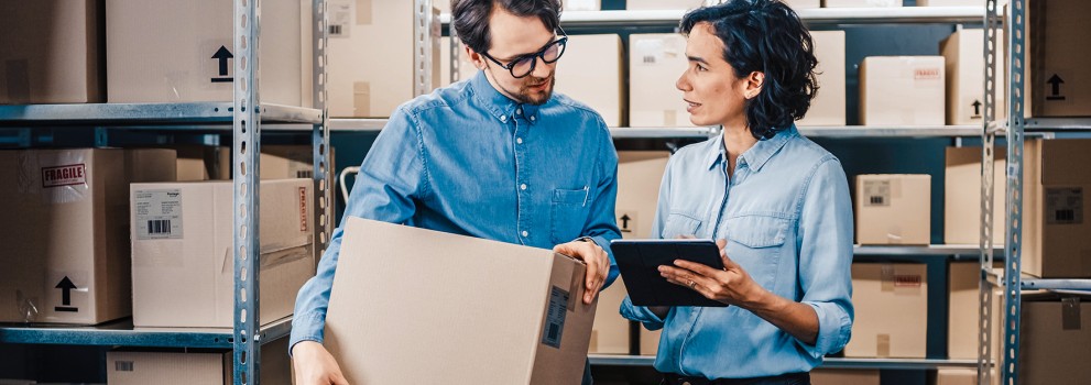 Customer & employee at parcel locker