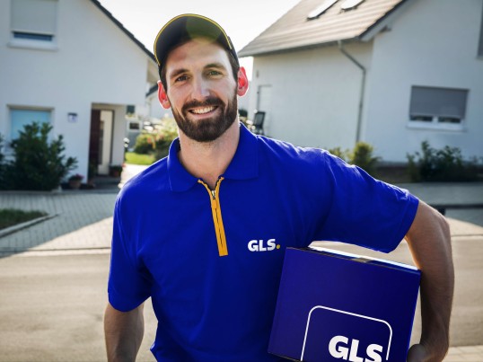 GLS Fahnen im Wind als Symbol für den familiären Zusammenhalt in unserer Firma