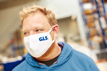 GLS Zustellfahrer mit Maske