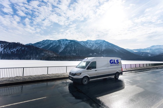 GLS Lieferwagen fährt durch die Alpen