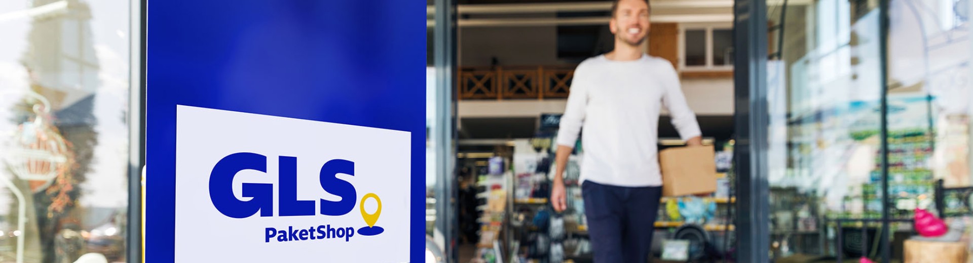 Person vor PaketShop