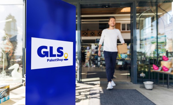 Person vor PaketShop