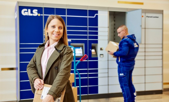 Customer & employee at parcel locker