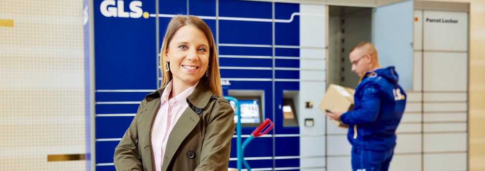 Customer & employee at parcel locker