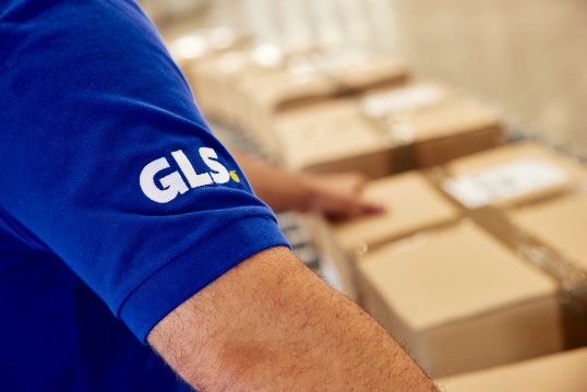 GLS-Pakete-auf-einem-Förderband