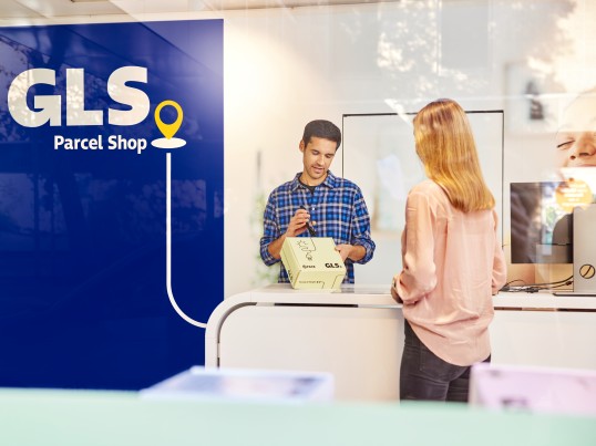 Two-people-in-a-GLS-ParcelShop