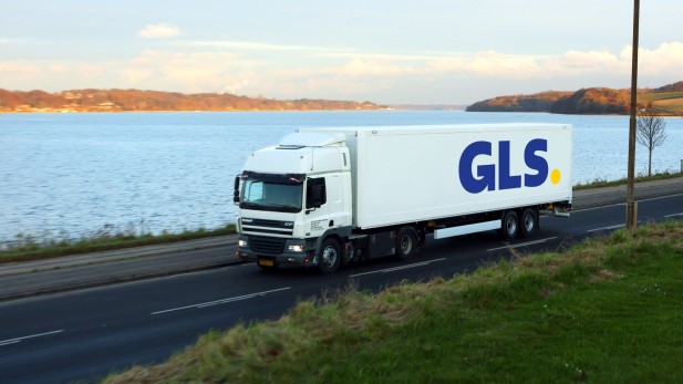 GLS-trailers kruisen elkaar over een brug