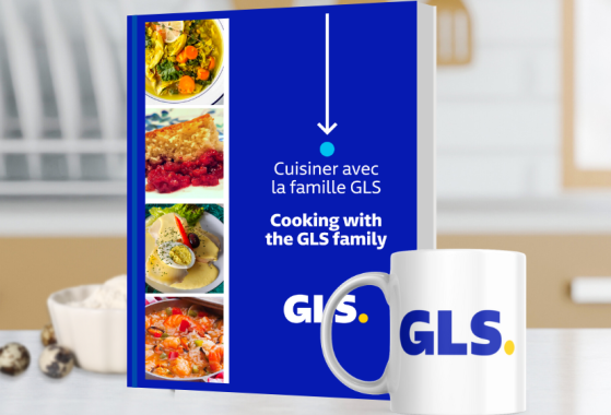 Livre de cuisine GLS près d'une tasse GLS.