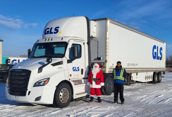Père Noël et employé GLS devant un camion GLS