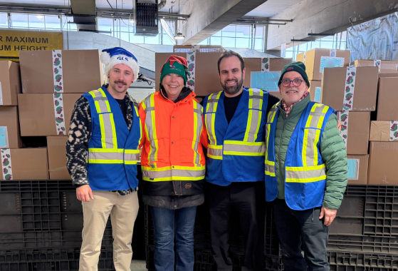 Employés GLS devant des boîtes