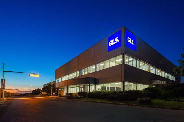 Aperçu nocturne du centre de tri automatisé GLS à Vaughan.