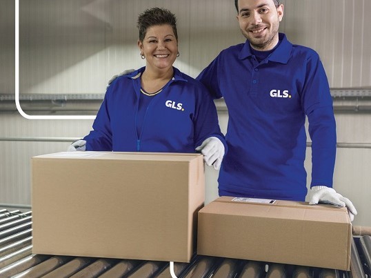 GLS workers at the coneyor belt