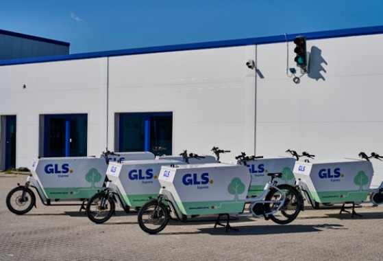 GLS elcykler står klar ved depot til at levere pakker
