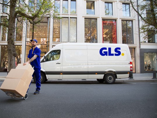  Repartidor con furgoneta con el logo de GLS