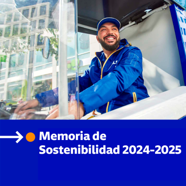 Repartidor de GLS conduciendo un vehículo de reparto sostenible en una ciudad, imagen de la Memoria de Sostenibilidad 2024/2025.