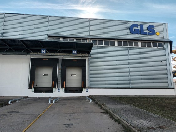 GLS warehouse with loading bays for parcel handling and distribution