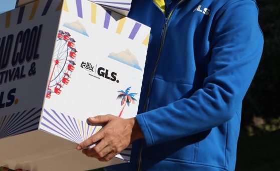 Custom envelopes and boxes by GLS and Mad Cool Festival, branded packaging for shipping and promotion