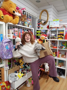 Campaña solidaria de GLS en colaboración con Debra Piel de Mariposa. Tienda soldaria donde hay ropa y juegos para niños