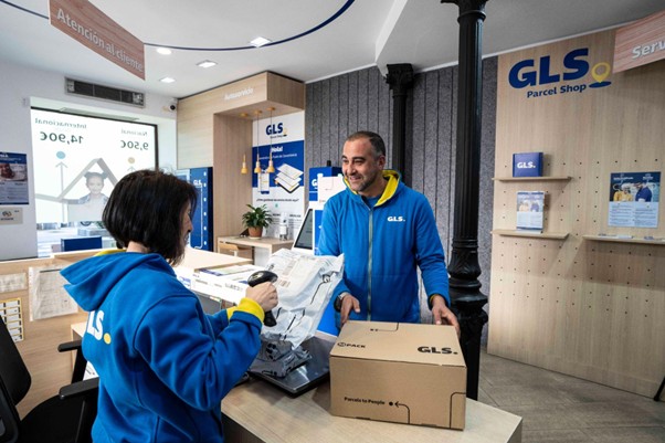Parcel Locker vs. Convenience Point: which one should you choose?