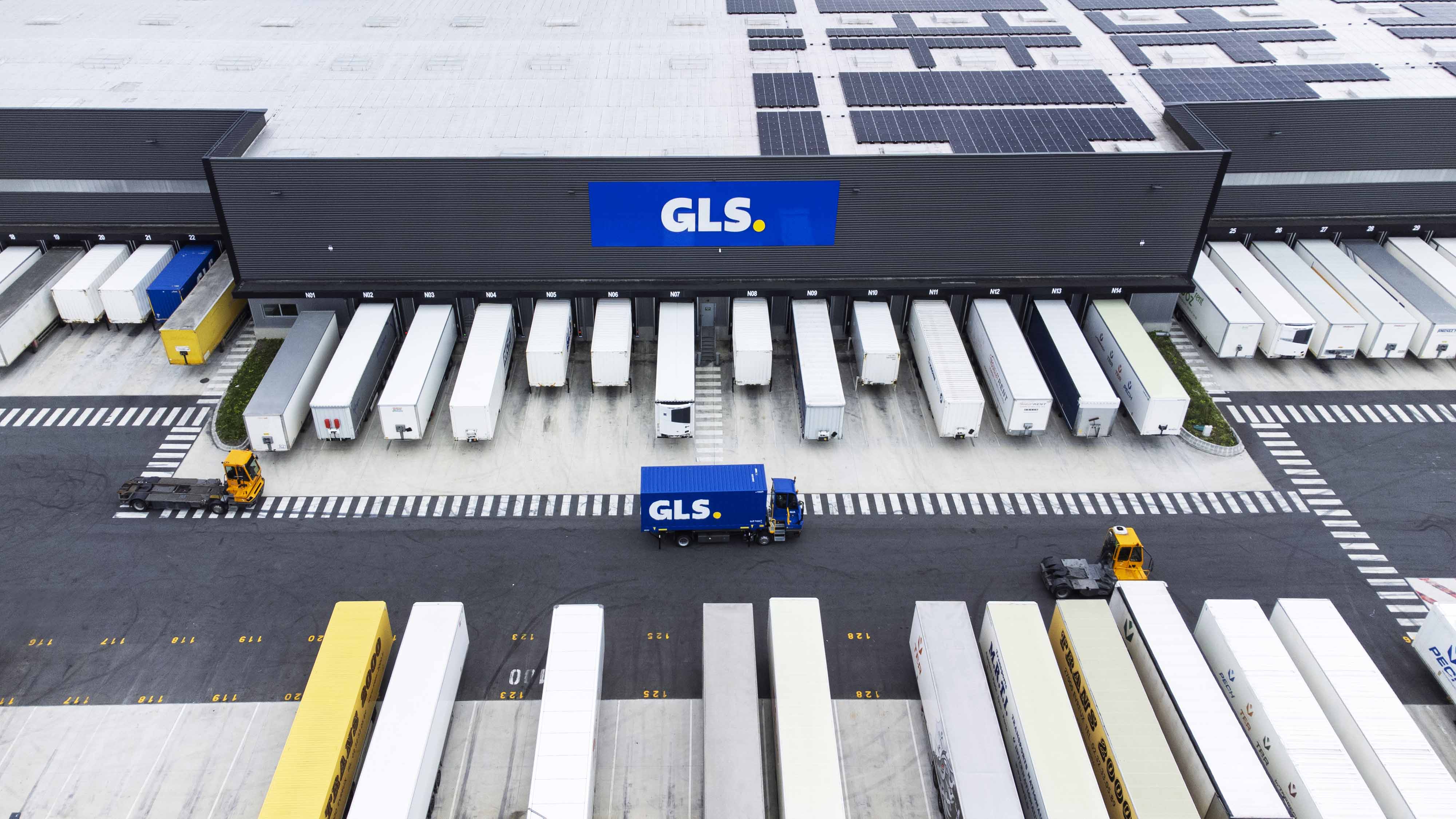 What is a logistics operator and what services does it offer