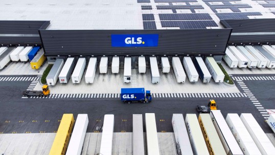 What is a logistics operator and what services does it offer