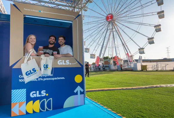 Photocall del stand de GLS en Mad Cool Festival, espacio donde el público posa para hacerse fotos