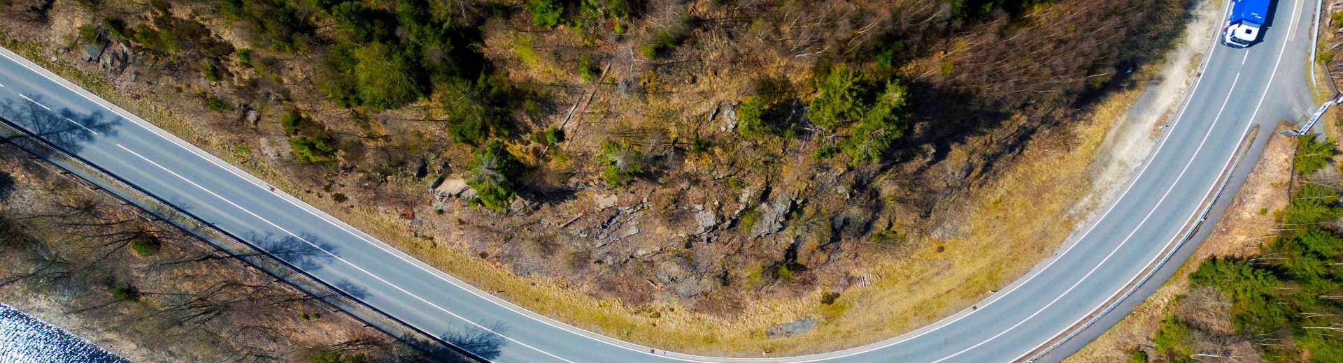 A roadside scene and a GLS truck from a bird's-eye view