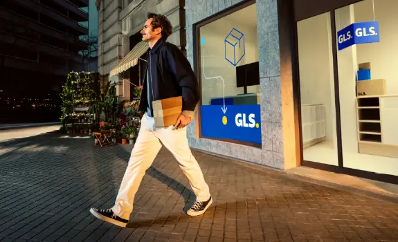 Nainen avaa pakettiautomaatin lokeron ja sieltä avautuu myymälä ja verkkokauppiaan GLS-noutopisteet