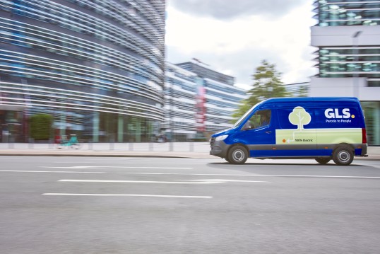 GLS sähköpakettiauto kaupungissa