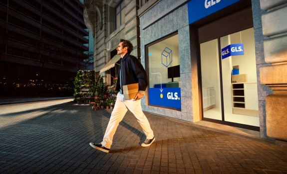 Customer at the GLS parcel shop