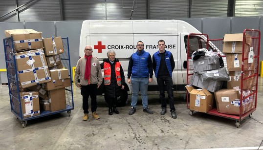 Solidarity donation of unclaimed parcels by GLS to the French Red Cross, with GLS and Red Cross volunteers alongside parcels ready for distribution.