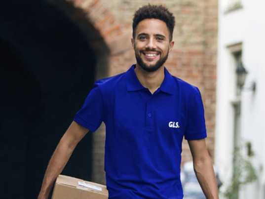 GLS France driver returns parcel van Pick&ReturnService 