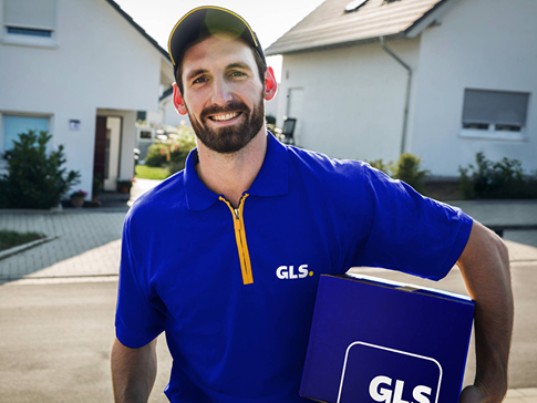 Chauffeur GLS France livre plusieurs colis devant fourgon Pick&ShipService