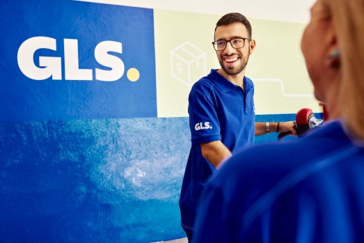 Een vrouw die een pakket via GLS verzend