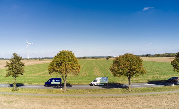 GLS busjes door een Nederlands landschap