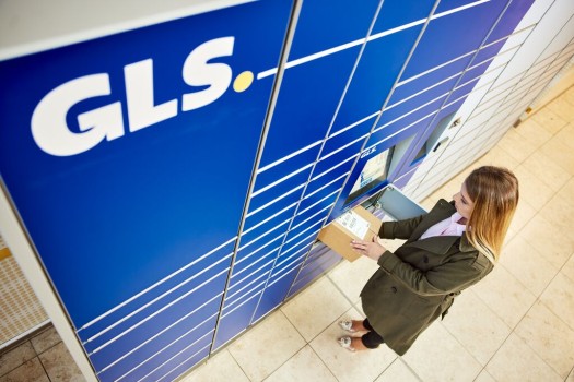 Woman in front of a GLS locker