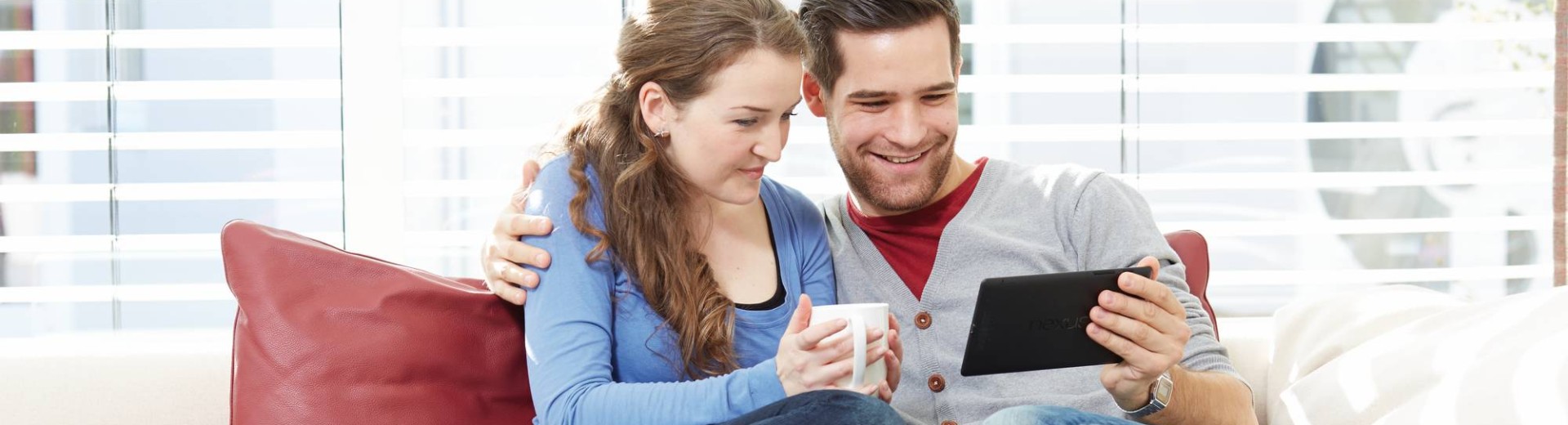 Vesel par pošilja pakete preko spleta