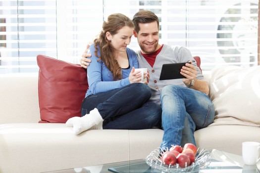 Vesel par pošilja pakete preko spleta