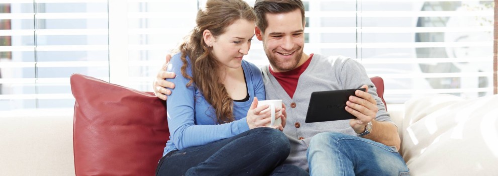 Vesel par pošilja pakete preko spleta