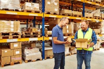 2 men with parcels in warehouse GLS 