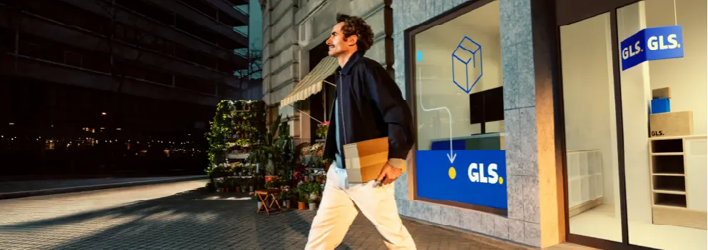 Chlap vychádzajúci z GLS Parcel Shopu